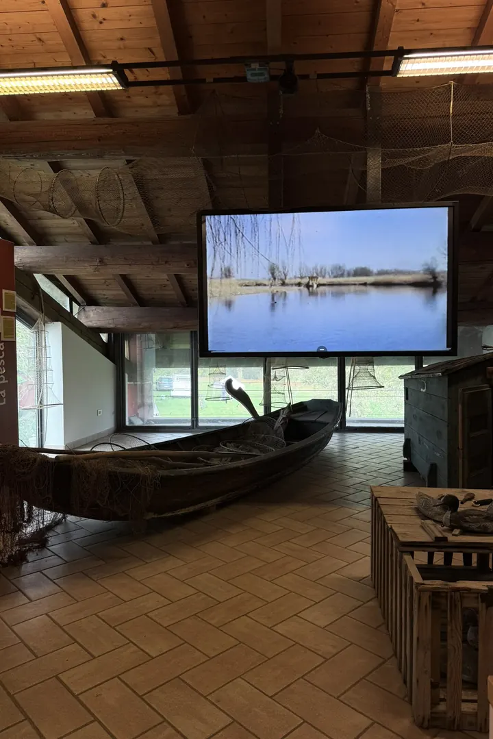 La sala della pesca: la barca, le reti al soffitto e un video sulla valle