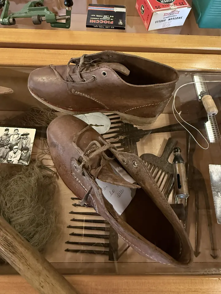 Due scarpe da lavoro di cuoio nella vetrina