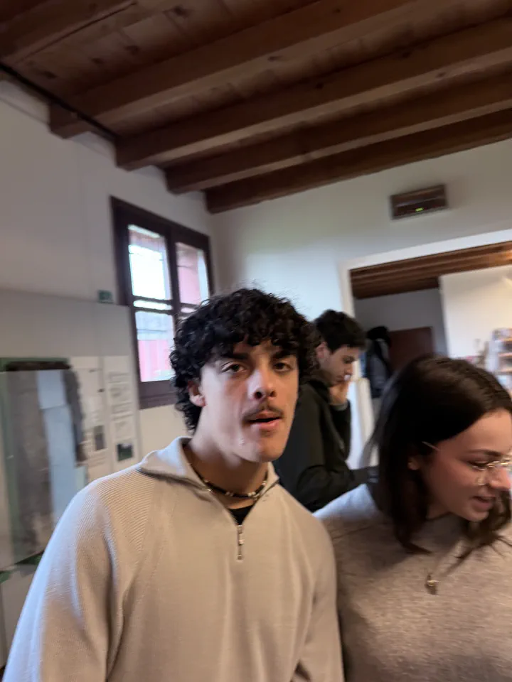 Un compagno e una compagna di classe nella sala del museo, con le travi di legno a vista