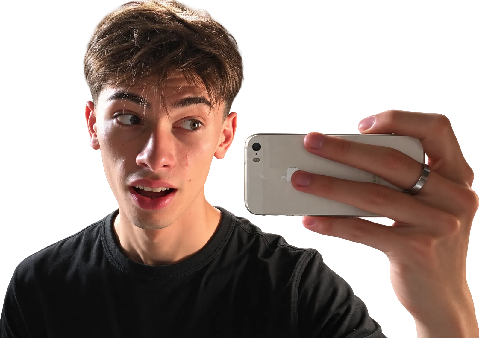 Alberto Pecchini guarda incuriosito lo schermo di un vecchio iPhone bianco che tiene in mano